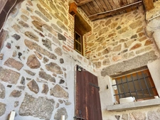 MAISON MITOYENNE DE 78 M2, TERRAIN CLOS DE 950 M2, 3 CHAMBRES, FOUR À PAIN, 260 M2 DE DÉPENDANCES, BALCON FORÉZIEN, DOUBLE VITRAGE BOIS