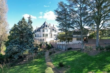 Fully renovated 255 m² bourgeois house, enclosed and wooded grounds of 4,303 m² (with space for a swimming pool), 3 garages, terrace, jacuzzi
