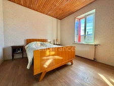 MAISON DE VILLAGE DE 185 M2 À RÉNOVER, 6 CHAMBRES, TERRAIN DÉPORTÉ DE 208 M2, COMBLES AMÉNAGEABLES DE 120 M2, FIBRE OPTIQUE, GARAGE, ATELIER, CAVE VOÛTÉE, TOUT-À-LÉGOUT, TF 182€