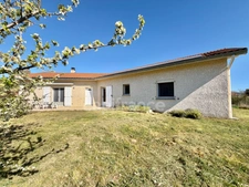 MAISON DE PLAIN-PIED DE 115 M2, TERRAIN DE 1 196 M2, 3 CHAMBRES, GARAGE DE 31 M2, CONSTRUCTION DE 2009, FIBRE OPTIQUE, SÉJOUR DE 48 M2, PANNEAUX PHOTOVOLTAIQUES