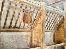 MAISON DE BOURG DE 100 M2, 3 CHAMBRES, TERRAIN ATTENANT DE 371 M2 + 2450 M2 INDÉPENDANT, 200 M2 DE DÉPENDANCES, CAVES, FIBRE OPTIQUE, DOUBLE VITRAGE PVC AVEC VOLETS ROULANTS SOLAIRES, TOUT-À-L'ÉGOUT