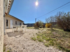 MAISON DE PLAIN-PIED DE 115 M2, TERRAIN DE 1 196 M2, 3 CHAMBRES, GARAGE DE 31 M2, CONSTRUCTION DE 2009, FIBRE OPTIQUE, SÉJOUR DE 48 M2, PANNEAUX PHOTOVOLTAIQUES