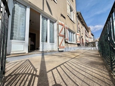 MAISON DE VILLAGE 131 M2, 3 CHAMBRES POSSIBILITÉ D'UNE 4ÈME, DÉPENDANCE, FIBRE, DOUBLE VITRAGE PVC, 2 TERRASSES, CAVE, TOUT-À-L'ÉGOUT