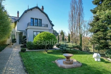 Fully renovated 255 m² bourgeois house, enclosed and wooded grounds of 4,303 m² (with space for a swimming pool), 3 garages, terrace, jacuzzi