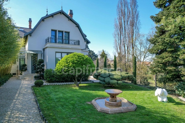 Maison bourgeoise 255 m² entièrement rénovée, parc clos et arboré de 4 303 m² (piscinable), 3 garages, terrasse, jacuzzi