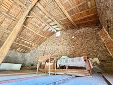 MAISON EN PIERRE DE 100 M2, 3 CHAMBRES, TERRAIN ATTENANT DE 371 M2 + 2450 M2 INDÉPENDANT, 200 M2 DE DÉPENDANCES, CAVES, FIBRE OPTIQUE, DOUBLE VITRAGE PVC AVEC VOLETS ROULANTS SOLAIRES, TOUT-À-L'ÉGOUT