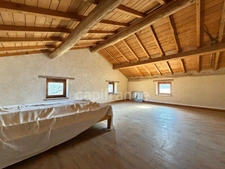 MAISON EN PIERRE DE 140 M2 ENTIÈREMENT À RÉNOVER, TERRAIN DE 8180 M2, 4 CHAMBRES, 155 M2 DE DÉPENDANCES, FOUR À PAIN, SOURCE, COUVERTURE DE 2019 POUR L'HABITATION, FAÇADE DE 2012, CAVE VOÛTÉE