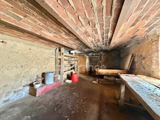 MAISON DE BOURG DE 100 M2, 3 CHAMBRES, TERRAIN ATTENANT DE 371 M2 + 2450 M2 INDÉPENDANT, 200 M2 DE DÉPENDANCES, CAVES, FIBRE OPTIQUE, DOUBLE VITRAGE PVC AVEC VOLETS ROULANTS SOLAIRES, TOUT-À-L'ÉGOUT