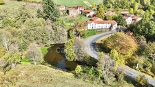 MAISON ENTIÈREMENT À RÉNOVER DE 100 M2, TERRAIN DE 8 343 M2, 2 CHAMBRES, BUREAU, GRENIER AMÉNAGEABLES, ÉTANG, NOMBREUSES DÉPENDANCES, FIBRE, GROS TRAVAUX À PRÉVOIR