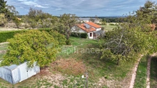 MAISON À RÉNOVER DE 75 M2, 2 CHAMBRES, TERRAIN DE 4 500 M2, FIBRE OPTIQUE, GARAGE DE 35 M2, DÉPÔT DE 65 M2, VÉRANDA, 2 PUITS