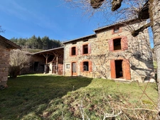MAISON EN PIERRE DE 140 M2 ENTIÈREMENT À RÉNOVER, TERRAIN DE 8180 M2, 4 CHAMBRES, 155 M2 DE DÉPENDANCES, FOUR À PAIN, SOURCE, COUVERTURE DE 2019 POUR L'HABITATION, FAÇADE DE 2012, CAVE VOÛTÉE