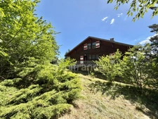CHALET DE 220 M2, TERRAIN DE 2 668 M2, 4 CHAMBRES, COMBLES AMÉNAGEABLES DE 96 M2, VÉRANDA, VUE PANORAMIQUE, 125 M2 DE SOUS-SOL, GARAGE INDÉPENDANT DE 40 M2, TRAVAUX À PRÉVOIR