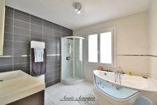 Exceptional 250 m² residence with swimming pool, tennis court and wooded park in Saint-Sylvestre-sur-Lot (47)