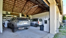 Rare sur le secteur : maison de caractère avec grand parc, autonomie électrique et possibilité 3 chambres, à 1 km de Pézenas.