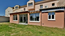 Rare sur le secteur : maison de caractère avec grand parc, autonomie électrique et possibilité 3 chambres, à 1 km de Pézenas.
