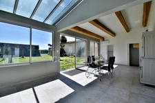 Rare sur le secteur : maison de caractère avec grand parc, autonomie électrique et possibilité 3 chambres, à 1 km de Pézenas.