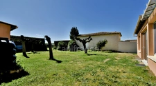 Rare sur le secteur : maison de caractère avec grand parc, autonomie électrique et possibilité 3 chambres, à 1 km de Pézenas.