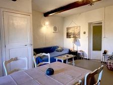 Maison de village avec terrasse tropézienne, vue dégagée et fort potentiel – Castelnau-de-Guers