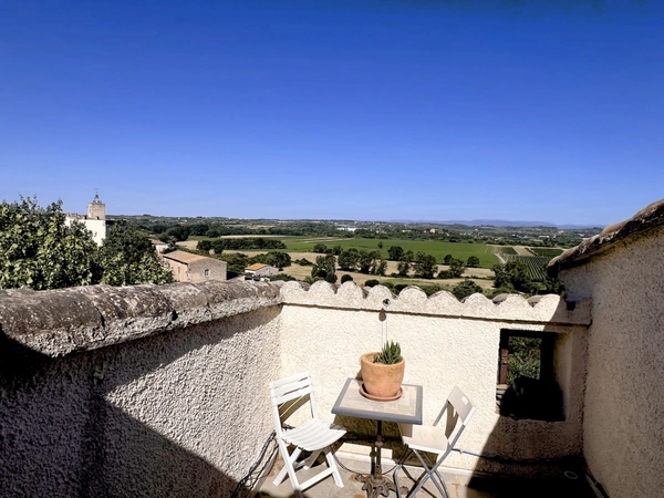 Maison de village avec terrasse tropézienne, vue dégagée et fort potentiel – Castelnau-de-Guers