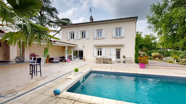 Secteur Quai du Rhône- maison individuelle rénovée 6P de 157,30 m² - confort et volumes - piscine 