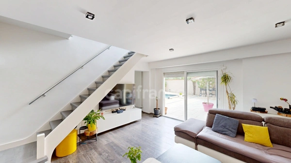 Secteur Quai du Rhône- maison individuelle rénovée 6P de 157,30 m² - confort et volumes - piscine 