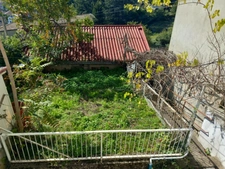 Ensemble immobilier à rénover comprenant maison de ville, appartement et 2 anciens ateliers de coutellerie