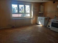 Ensemble immobilier à rénover comprenant maison de ville, appartement et 2 anciens ateliers de coutellerie