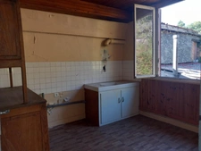Ensemble immobilier A RESTAURER ENTIEREMENT comprenant maison de ville, appartement et 2 anciens ateliers de coutellerie