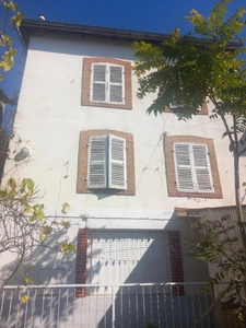 Ensemble immobilier à rénover comprenant maison de ville, appartement et 2 anciens ateliers de coutellerie