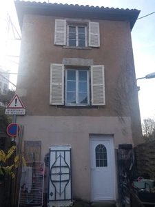 ensemble immobilier à saisir au creux de l'enfer (un T6 habitable, un grand t2 à restaurer, 2 caves , un garage et possibilités supplémentaires