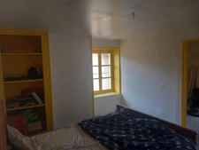 ensemble immobilier à saisir au creux de l'enfer (un T6 habitable, un grand t2 à restaurer, 2 caves , un garage et possibilités supplémentaires