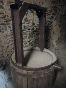 IMMEUBLE DE CARACTÈRE À FORT POTENTIEL D’INVESTISSEMENT chargé d'histoire– CENTRE-VILLE DE THIERS (63300)