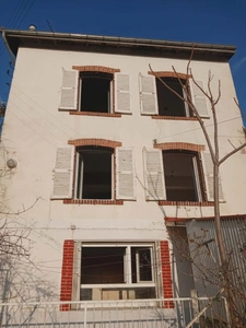 Ensemble immobilier à rénover comprenant maison de ville, appartement et 2 anciens ateliers de coutellerie