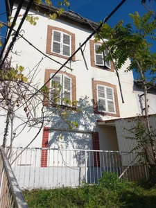 Ensemble immobilier à rénover comprenant maison de ville, appartement et 2 anciens ateliers de coutellerie