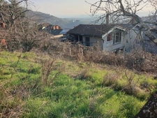 Ensemble immobilier à rénover comprenant maison de ville, appartement et 2 anciens ateliers de coutellerie