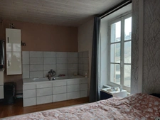 ensemble immobilier à saisir au creux de l'enfer (un T6 habitable, un grand t2 à restaurer, 2 caves , un garage et possibilités supplémentaires