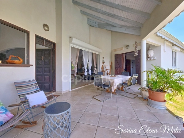 Villa lumineuse avec charpente cathédrale et piscine, au cœur de tout