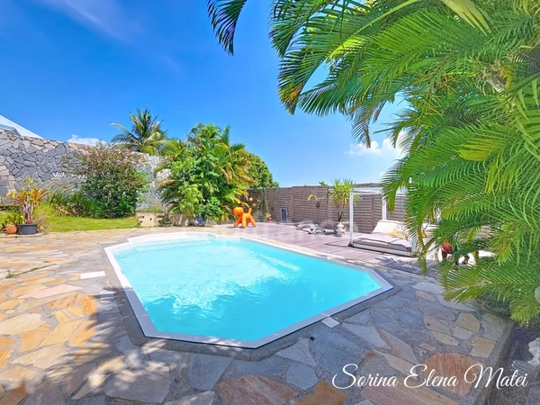 Villa lumineuse avec charpente cathédrale et piscine, au cœur de tout