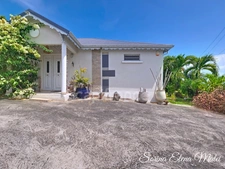 Bright villa with cathedral ceiling and swimming pool, in the heart of everything