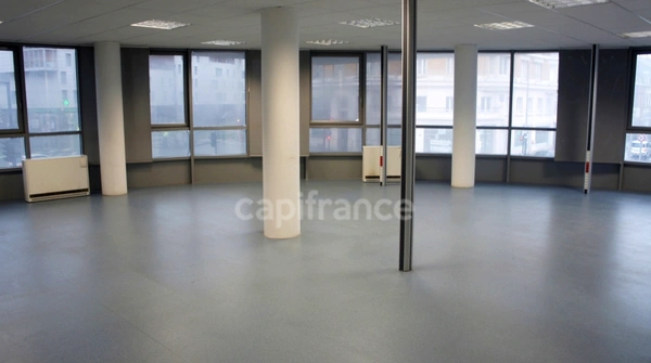 Local/bureau à vendre ROUBAIX (59)Bureau hyper centre, récents 225 m² + 5 parkings couverts en zone franche et QPPV