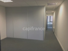 Dpt Nord (59), à vendre ROUBAIX immeuble de rapport Bureau 67m2 centre-ville en zone franche et QQPV au pied des transports .