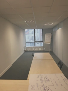 Dpt Nord (59), à vendre ROUBAIX immeuble de rapport Bureau 67m2 centre-ville en zone franche et QQPV au pied des transports .
