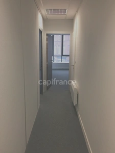 Dpt Nord (59), à vendre ROUBAIX immeuble de rapport Bureau 67m2 centre-ville en zone franche et QQPV au pied des transports .