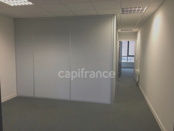 Dpt Nord (59), à vendre ROUBAIX immeuble de rapport Bureau 67m2 centre-ville en zone franche et QQPV au pied des transports .