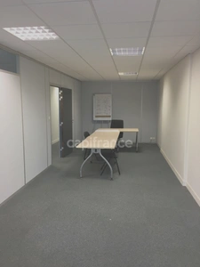 Dpt Nord (59), à vendre ROUBAIX immeuble de rapport Bureau 67m2 centre-ville en zone franche et QQPV au pied des transports .