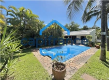 À VENDRE – VILLA T5/6 À RÉNOVER DE 181,60 m² – À 200 M DE LA PLAGE – L’HERMITAGE LES BAINS 97434
