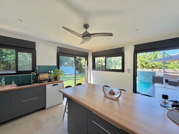 BAISSE DE PRIX IMPORTANTE - À VENDRE SAINT-PIERRE (97410) – TERRE ROUGE Villa T5 contemporaine – 150 m² – Piscine – Terrain 726 m²