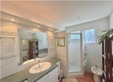 À VENDRE – VILLA T5/6 À RÉNOVER DE 181,60 m² – À 200 M DE LA PLAGE – L’HERMITAGE LES BAINS 97434
