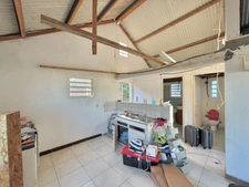 À vendre maison de 100 m² à rénover comprenant deux appartements T3 et vue mer – La Rivière Saint-Louis