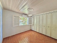 À VENDRE – VILLA T5/6 À RÉNOVER DE 181,60 m² – À 200 M DE LA PLAGE – L’HERMITAGE LES BAINS 97434